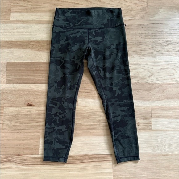 Lululemon Wunder Under Crop leggings in a camouflage pattern size 12 - Picture 5 of 10